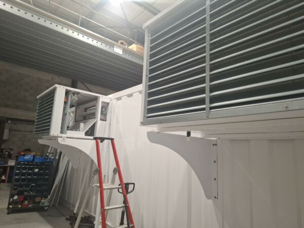 Installation industrielle avec échelle et ventilateur.