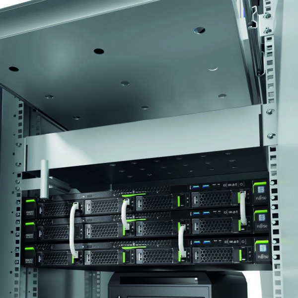 Serveurs Fujitsu dans un rack de serveur sécurisé